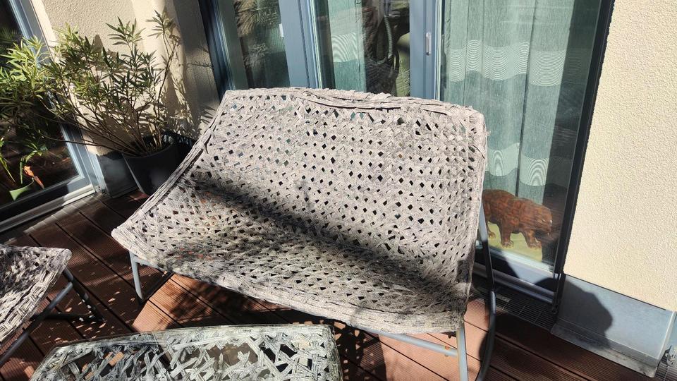 Garten Loungegarnitur Sitzmöbel 4 teilig Kissen Glastisch sofa in Leipzig