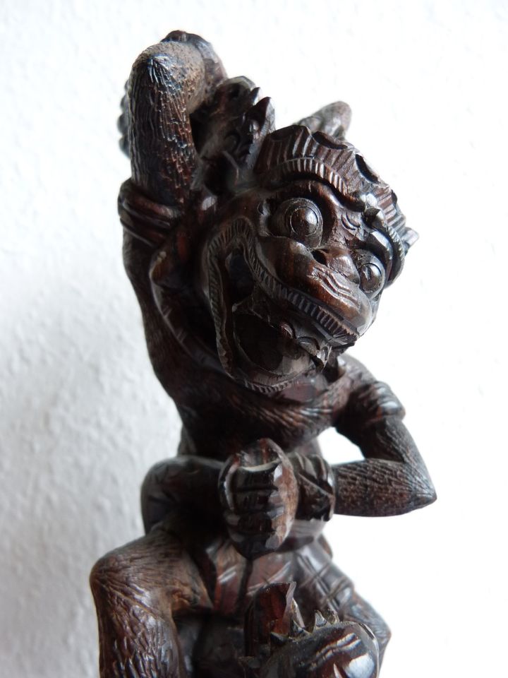 Indonesien, Bali: Affengott Hanuman im Kampf mit Naga, Holz in Jülich