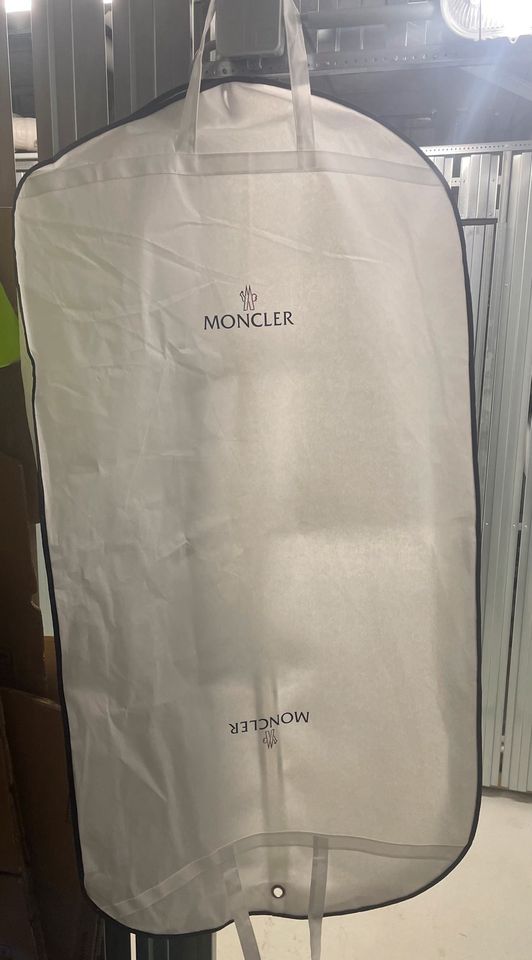 Moncler XXL Box & Moncler Kleidersack in Köln