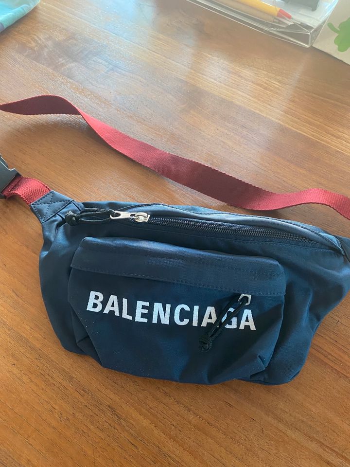 Balenciaga Bauchtasche in Ostfildern