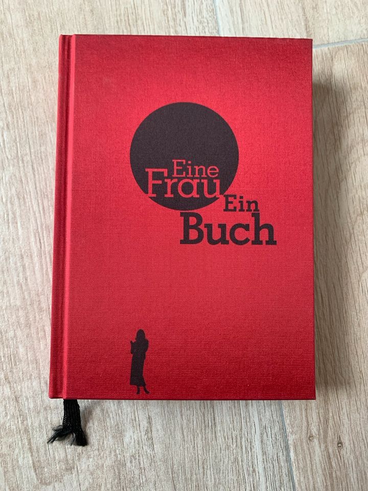 Eine Frau ein Buch - gebunden in Schellerten