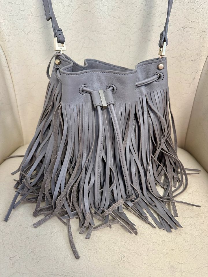 Stylische Karen Millen Tasche Boho Fransen Coachella Leder grau in Wehrheim