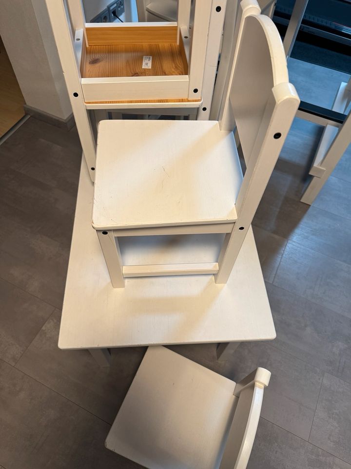 Ikea Sundvik Kindertisch und 4x Stühle in Leverkusen