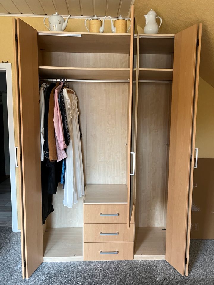 Kleiderschrank und Sideboard in Jugenheim in Rheinhessen