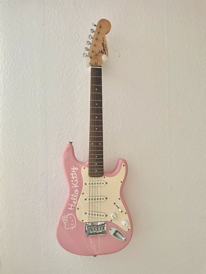 Hello Kitty Fender Mini (pink) Gitarre in Lübeck