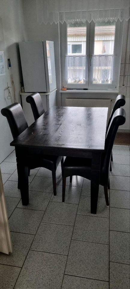 Holztisch mit 2 Stühlen in Rheinstetten