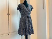 Shein Kleid, Blumenmuster, Gr.38, top Bayern - Eching (Kr Freising) Vorschau