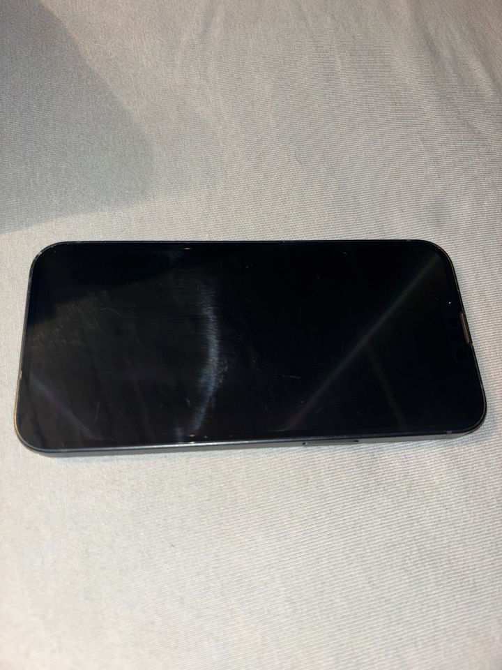 Iphone 13 in dunkelblau, 128Gb inkl. 7 Hüllen in Drochtersen