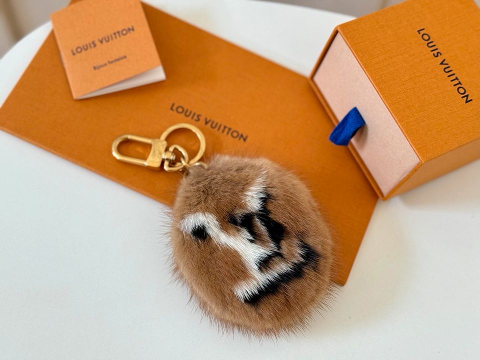 LOUIS VUITTON Pelz Fur Taschenschmuck Bag Charm M69563 in Gießen