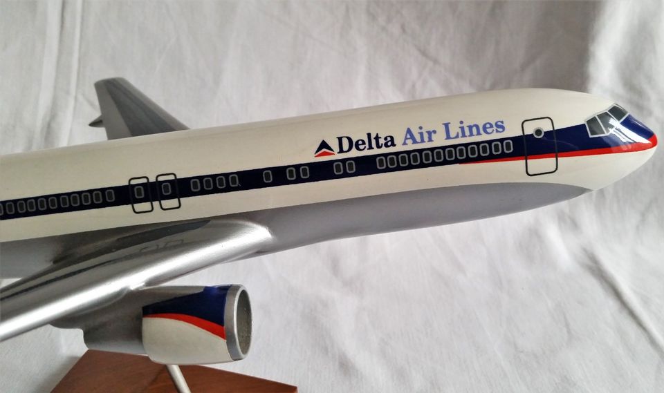 Flugzeug-Modell Delta Airlines Boeing 767-200 Maßstab 1:100 in Bodenheim