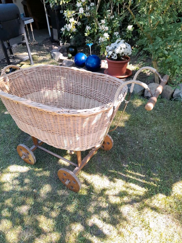 Korbwagen Stubenwagen Vintage  Deko in Wildpark West