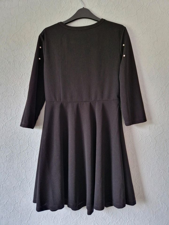Schwarzes Kleid in Ried