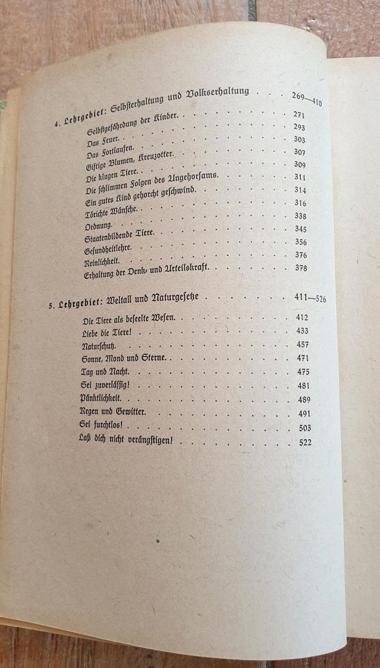 Das Unterrichtswerk der Deutschen Lebenskunde von 1942 in Stuvenborn