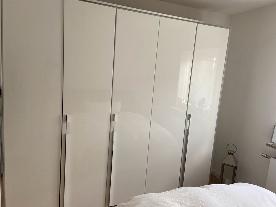 Schlafzimmer komplett Kleiderschrank,Kommode,Nachttische weiß in Stuttgart
