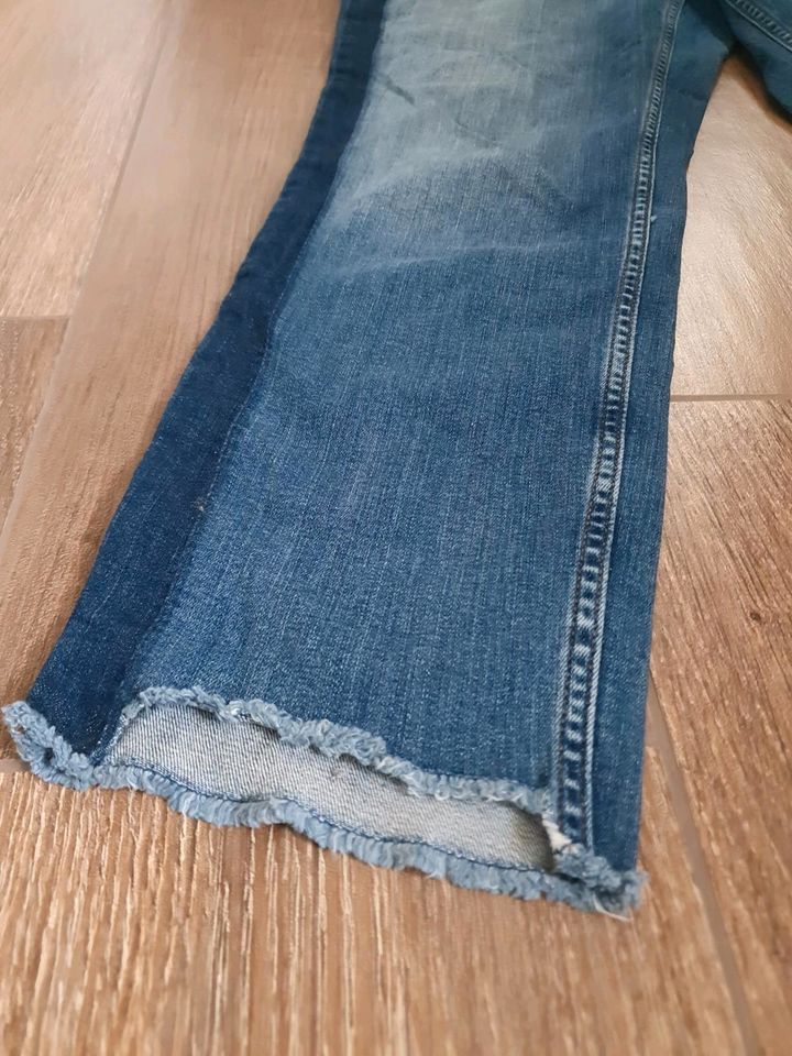 Jeans 42 mit kleinen Stickereien in Bogen Niederbay