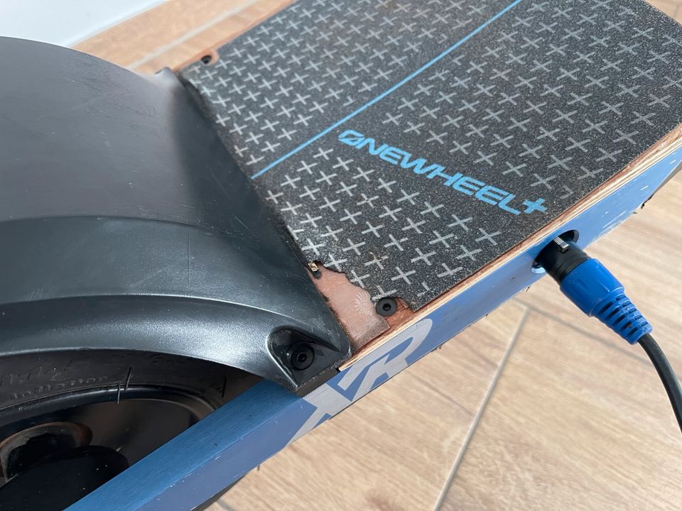 OneWheel+ XR mit nur 818km inkl. Fender und Wooden Stand in Illingen