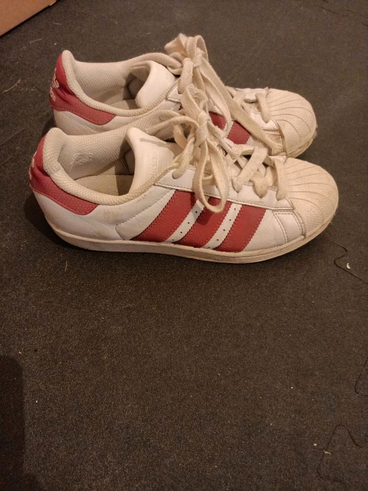 Adidas Turnschuhe Freizeitschuhe Sneaker Mädchen Gr. 36 in Geisenhausen