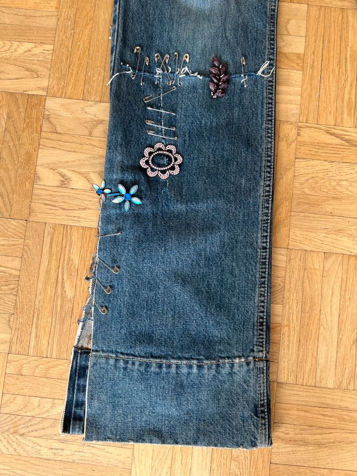 Dolce & Gabbana Jeans sehr selten mit Broschen + Sicherheitsnadel in München