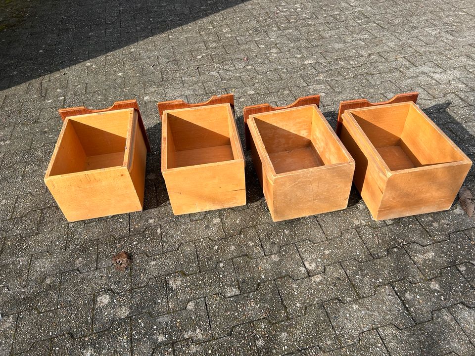 Vier Holzkisten mit Rollen aus den 70er Jahren 42x31x29cm in Dortmund