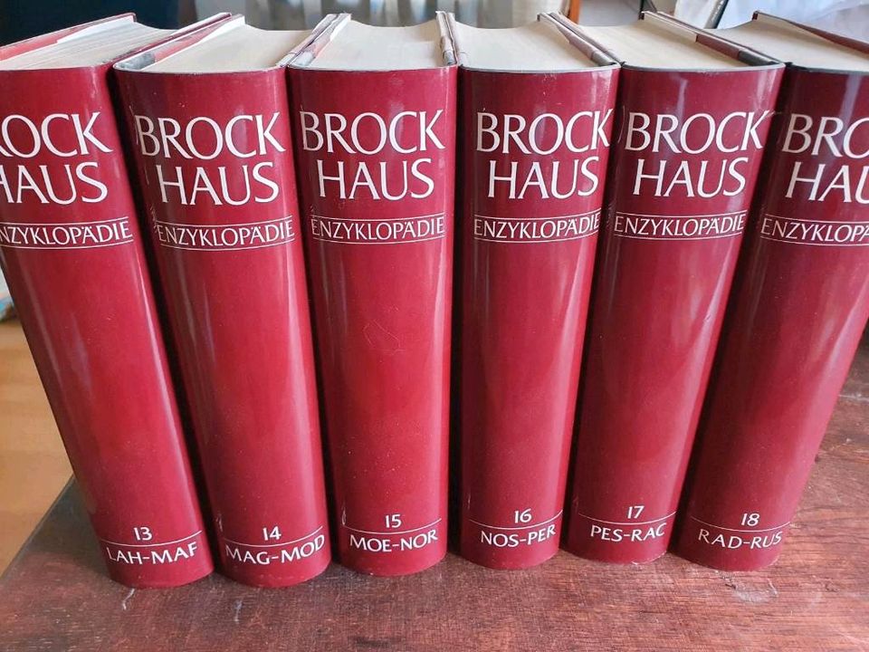 Brockhaus Enzyklopädie 30 Bände mit Goldrand in Egelsbach