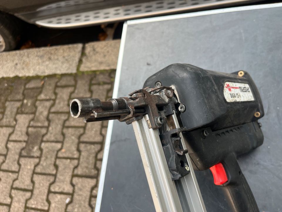 Würth Diga CS -1 Akku Nagler ohne Akku mit Ladegerät in Berlin