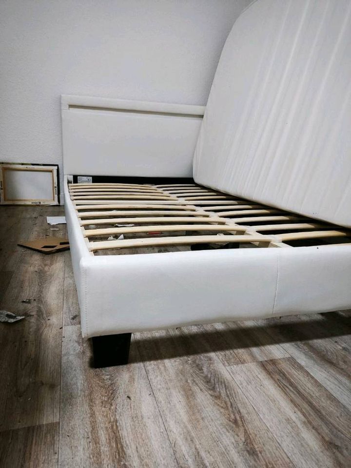 Bett mit Matratze und LED streifen in Salzwedel