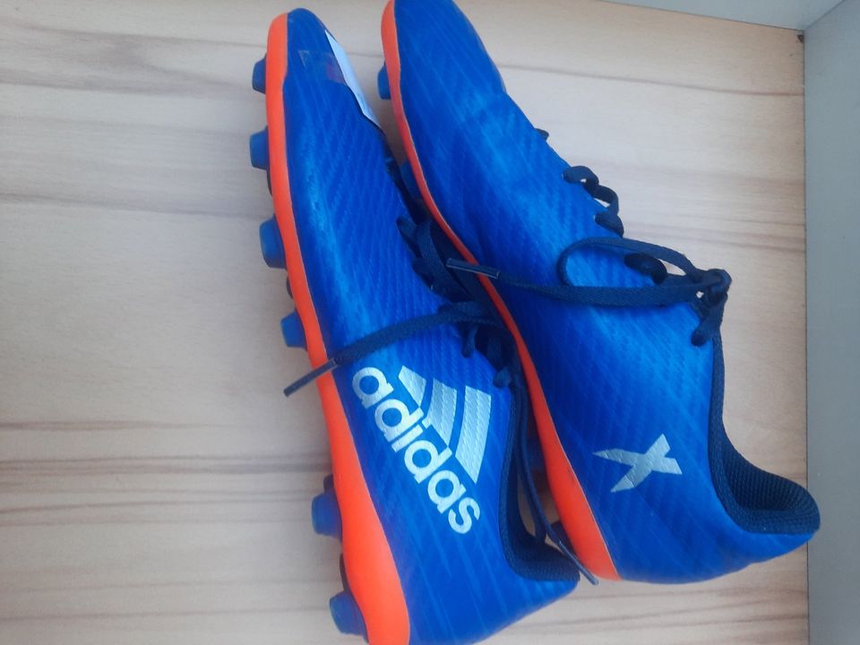 Adidas Fußballschuhe blau - Gr. 36 in München