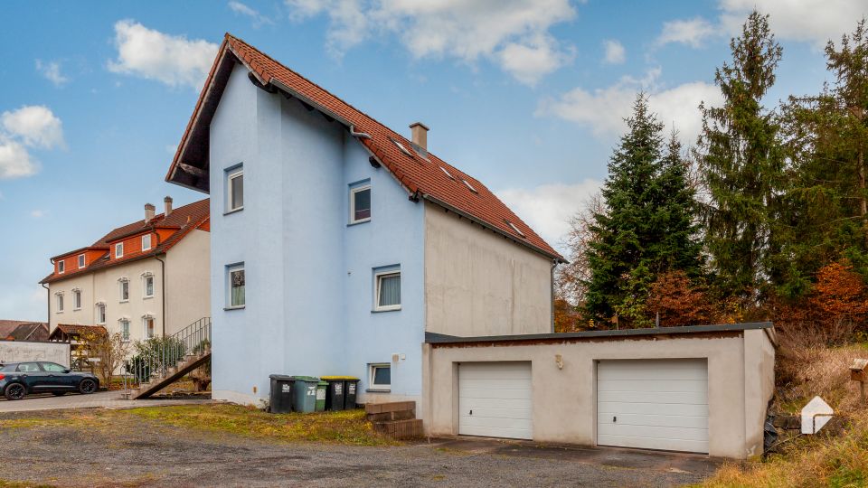 Vollvermietetes MFH mit 3 WE, BLK, Terrasse, Doppelgarage und Baugenehmigung für weiteres Haus in Weidhausen