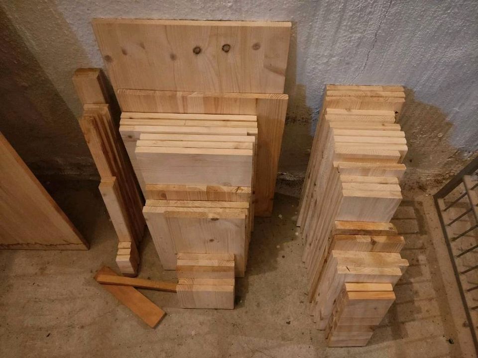 <• Holz Holzreste Holzplatten Holzbretter Bretter Kiefer •> in Berlin