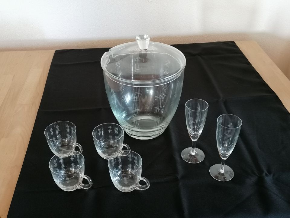 Glasbowle mit Gläsern in Unterensingen
