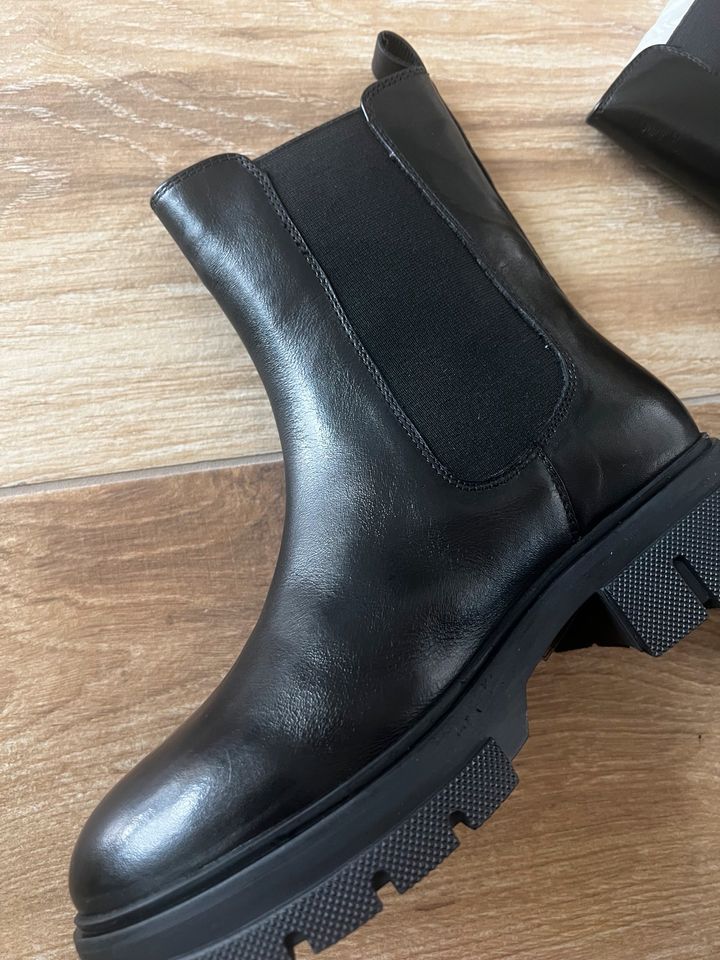 Chelsea Boots (Another A,) schwarz in Einbeck