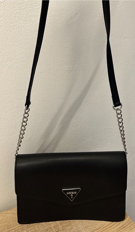 Kleine schwarze GUESS Handtasche in München