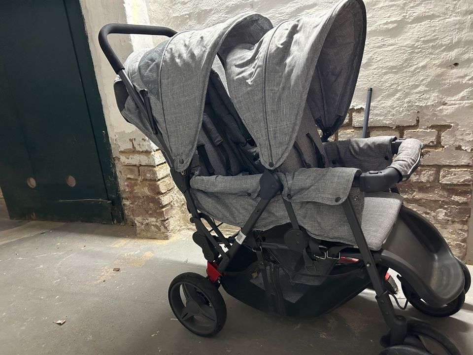 Doppelter Kinderwagen von Circle mit Regen Verdeck in Solingen