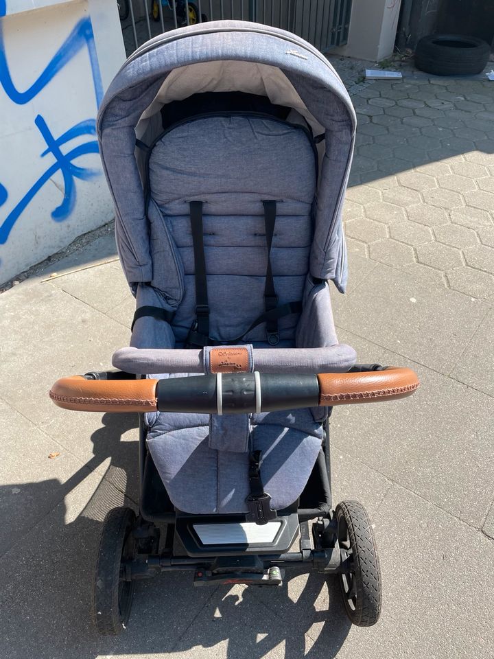 Kinderwagen mit Babyschale und Sportaufsatz in Hamburg