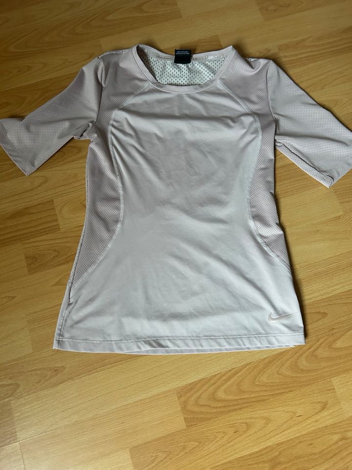 Nike Shirt Gr. 36 in Troisdorf