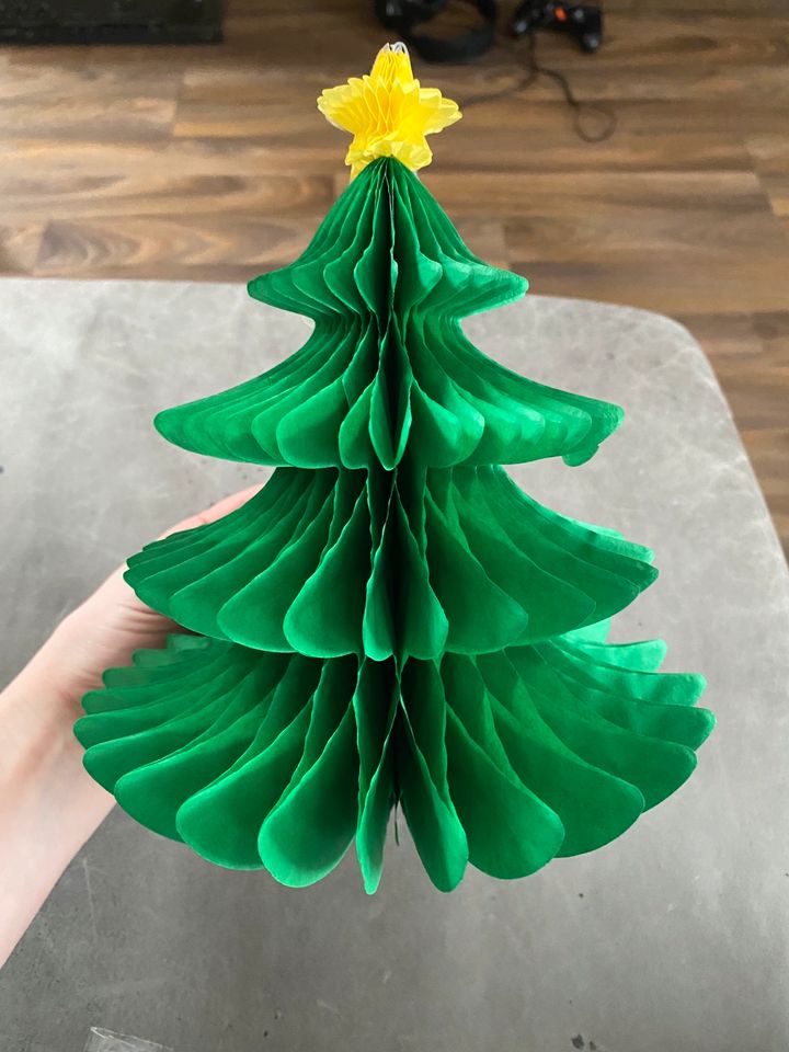 Papierdekoration ‚Weihnachtsbaum‘ und ‚Weihnachtsmütze‘ in Bad Steben
