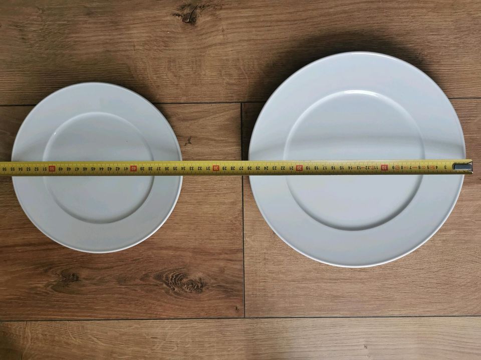 Geschirr Teller groß und klein in Nördlingen