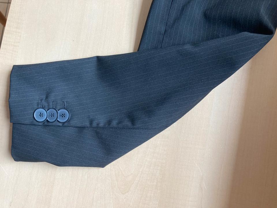 Schwarzen Mexx Damenblazer mit sehr dezenten Nadelstreifen in Bischofsgrün