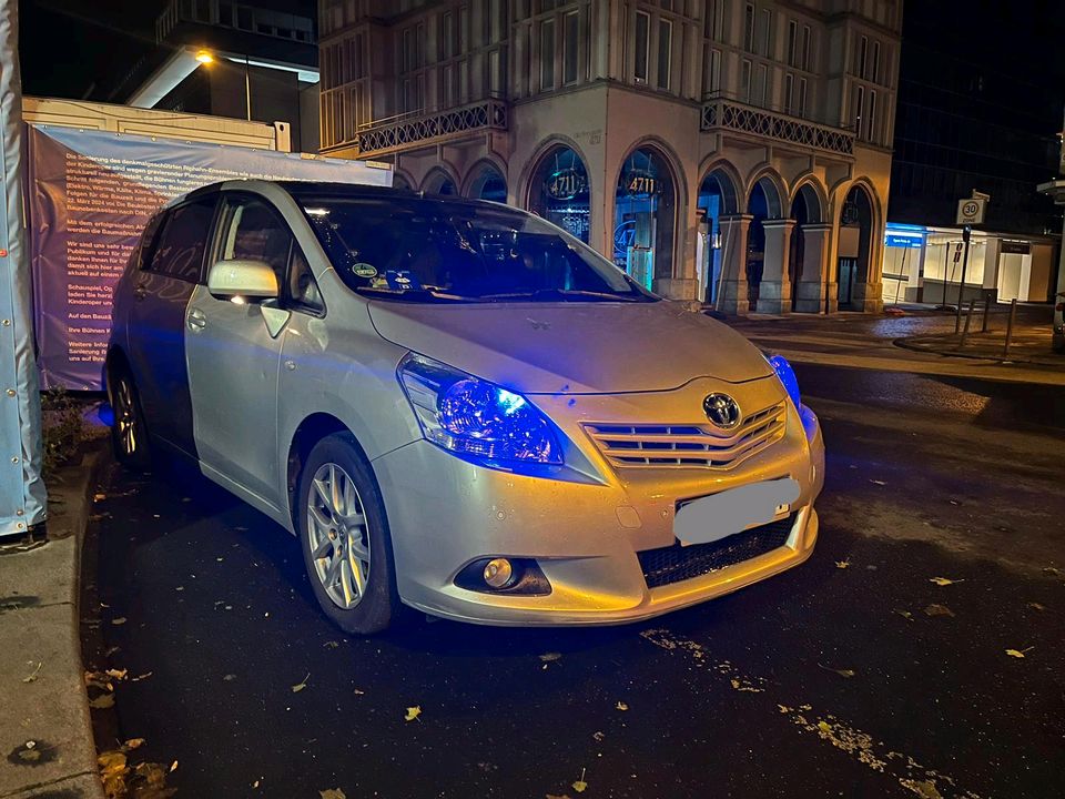 Toyota Corolla Verso Benzin 7 Sitzer in Köln