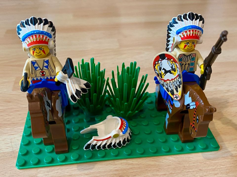 Lego: 2 Indianer + 2 Pferde in Achim