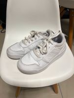 Adidas sneaker Hoops Turnschuhe Halbschuhe gr 32 Baden-Württemberg - Gernsbach Vorschau