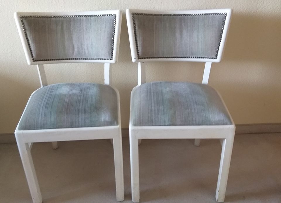 zwei Stühle in Stuttgart