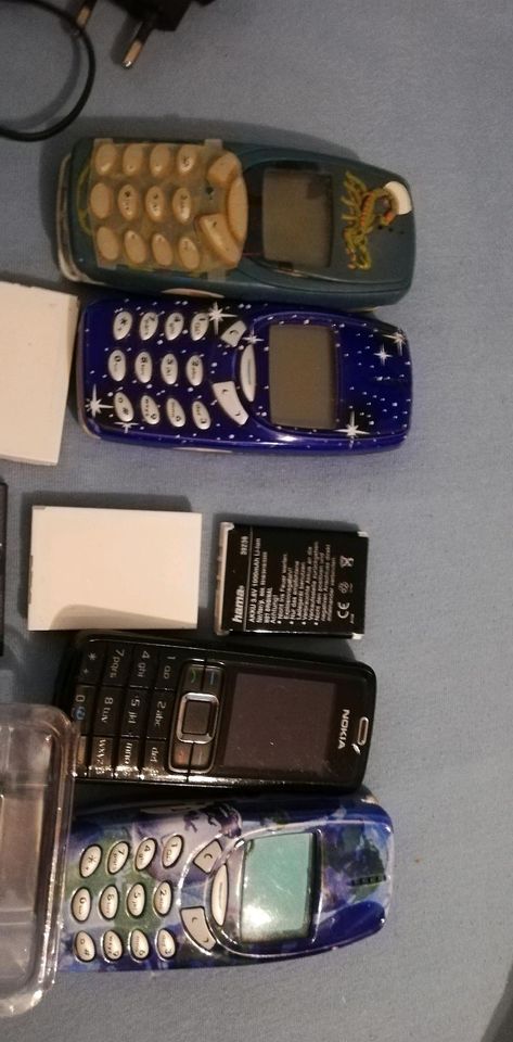 4 NOKIA Handys abzugeben plus Zubehör in Kellenhusen