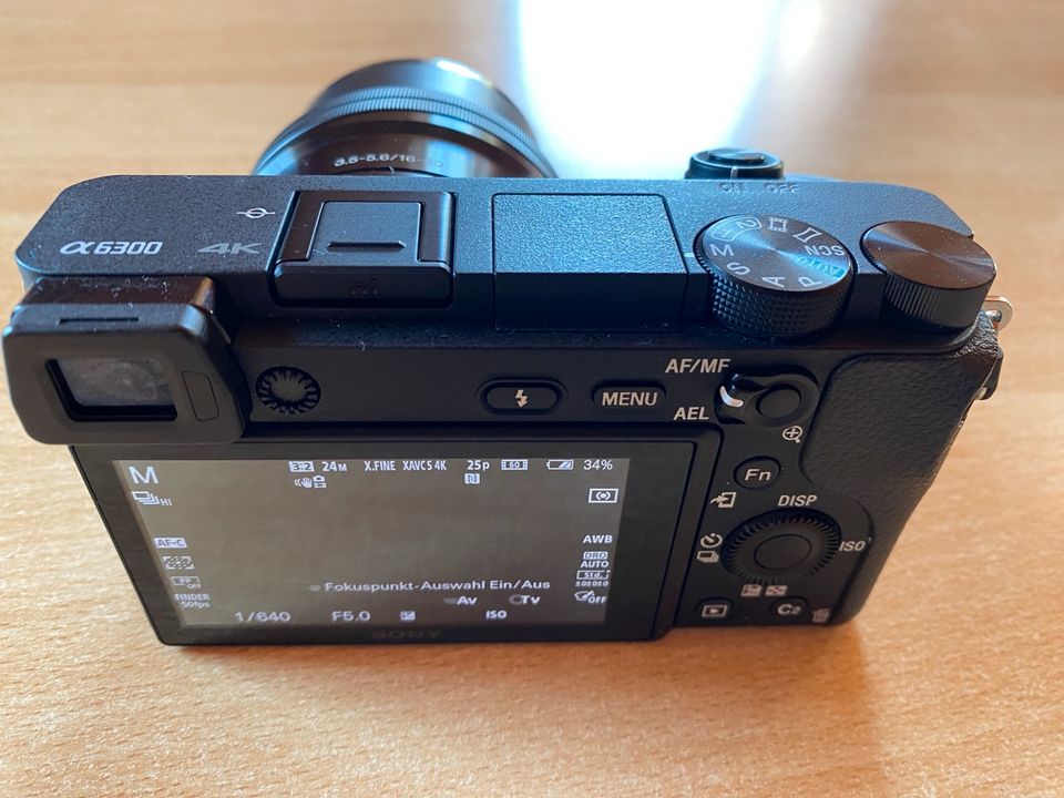 Sony Alpha 6300 mit Kit-Objektiv in Trieb