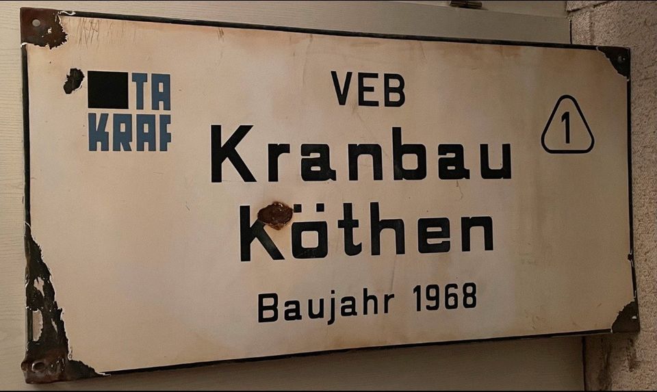Emailleschild 119 × 60 VEB TAKRAF Kranbau Köthen in Halle