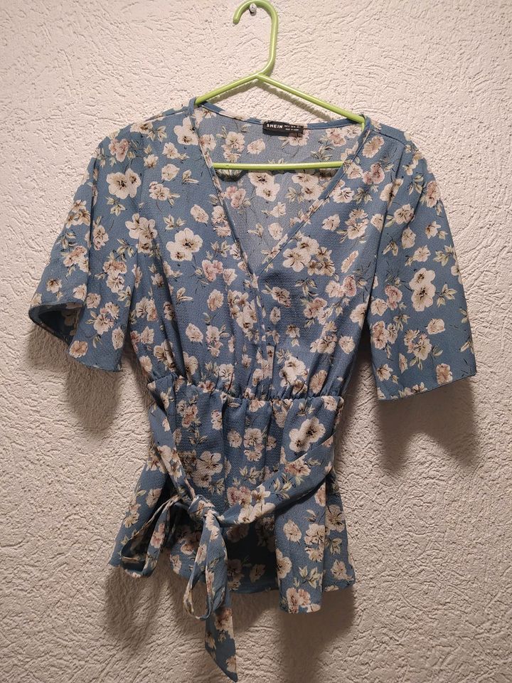 Damen Bluse mit Blumen M in Gießen