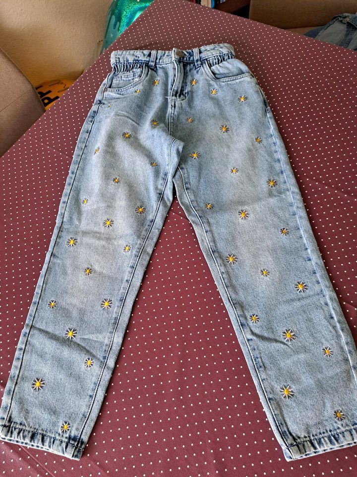 Tolle Jeans im Mom-Style mit Stickerei von Y.F.K ♡Gr.134♡ NEU! in Berlin