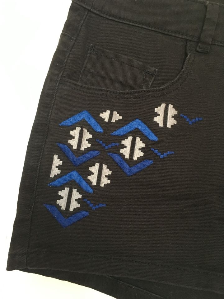 Jeans Hotpants Shorts Schwarz Blau Grau Stickerei in Berlin