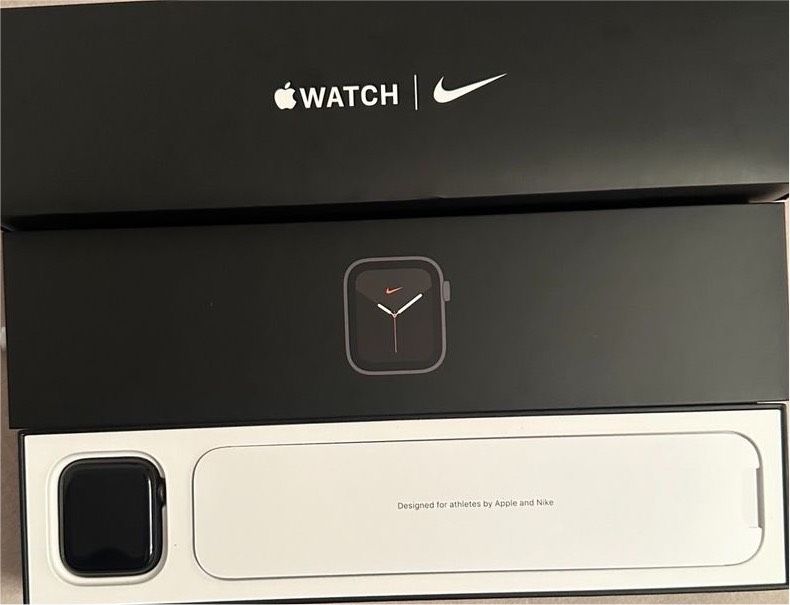 Apple Watch Nike SE GPS + Cellular, 44 mm Neu in Essen