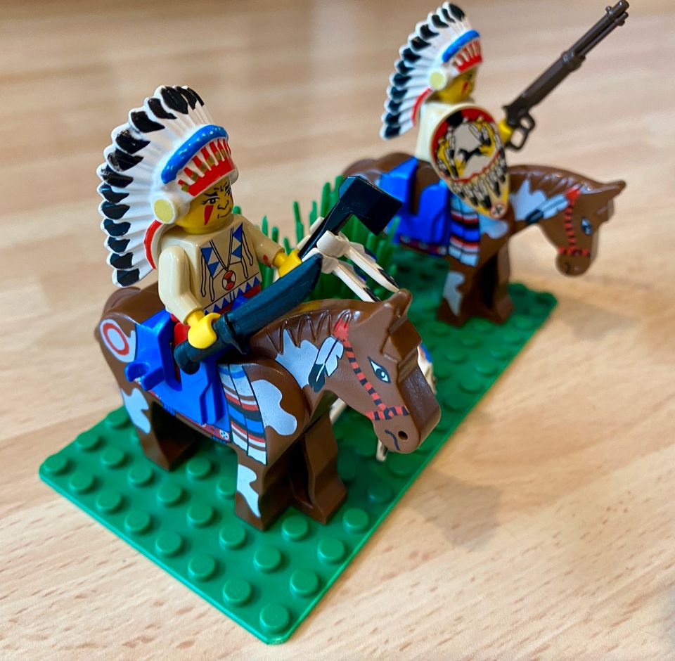 Lego: 2 Indianer + 2 Pferde in Achim